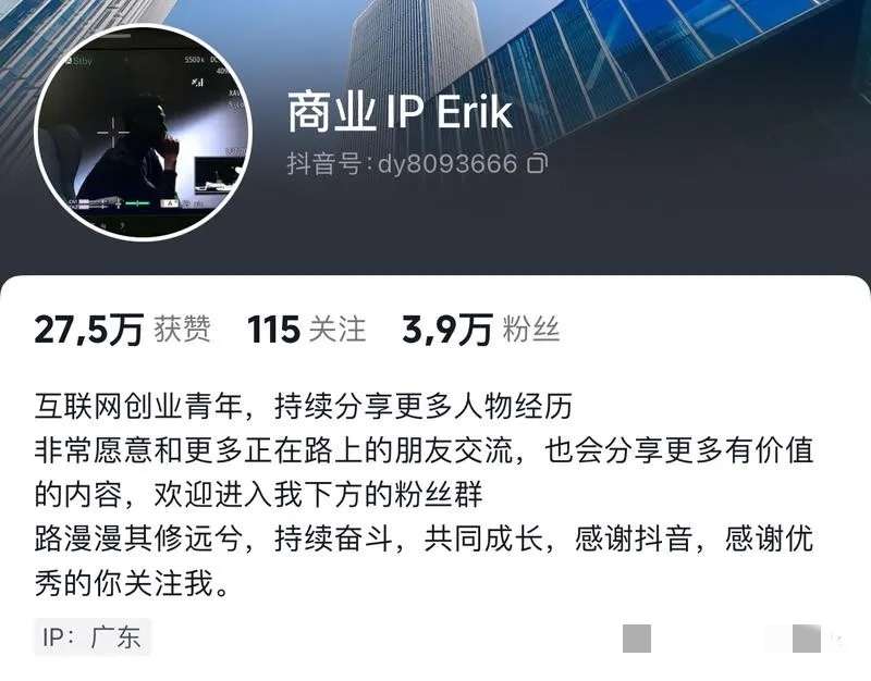 如果你要在抖音快速起号，疯狂怼图文或许是个不错的方法。早上刷抖音刷到了这个专门聚焦商界大佬的抖音号，一条视频都没发过，发的都是图文。经过我的拆解以后，发现有以下4方面的经验值得我们参考学习：1.打开图文以后我也发现了，他几乎每张图片用的都是大佬本人的高清肖像照，如此一来也很抓人眼球，令图文笔记充满了质感。2.与此同时，每张图都会配上一大段文案（目测是从百度百科或者公众号搬过来的），从而让图文笔记的增量价值有了显著的提升。3.更可怕的是，不仅网友们会给这些笔记点赞和收藏，而且他们也会因为这些笔记产生的共鸣或是戳中的痛点，主动留下自己的“真实评论”，令更多潜在粉丝觉得这个账号的数据都是真实的，因此也是值得关注的。4.至于变现的话，这个账号目前还是靠卖书来变现。当然有条件的话，也可以推出一些与个人IP打造、商业认知有关的知识付费产品。当然了，也不是只有商业、财经的领域的抖音号才适用于这套运营思路。因为这个账号的成功起号，不仅能给更多不同领域\\/赛道的抖音创作者带来启发与思考，如果这套方法拿到小红书和公众号的“小绿书”，甚至搬到ins也未尝不可。-网创风向标论坛-网络创业-网创圈