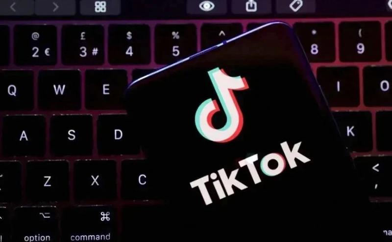 # Tiktok 选择与美国硬刚（ IT 之家 ） 3 月 19 日消息，美国司法部正在举行一系列闭门简报会，试图劝说参议员们迫使 TikTok 出售给一家美国公司，而不是直接禁止该应用在美国运营。据悉，美国众议院曾以压倒性多数票赞成禁止或强制出售 TikTok，但该法案在参议院能否通过仍存在变数。此前，TikTok 的 CEO 周受资曾表示：TikTok 已经严格按照美国法律运营，如果美国政府继续威逼其出售给美国公司，那么 TikTok 将宁愿退出美国市场，也绝不会屈服。-网创风向标论坛-网络创业-网创圈