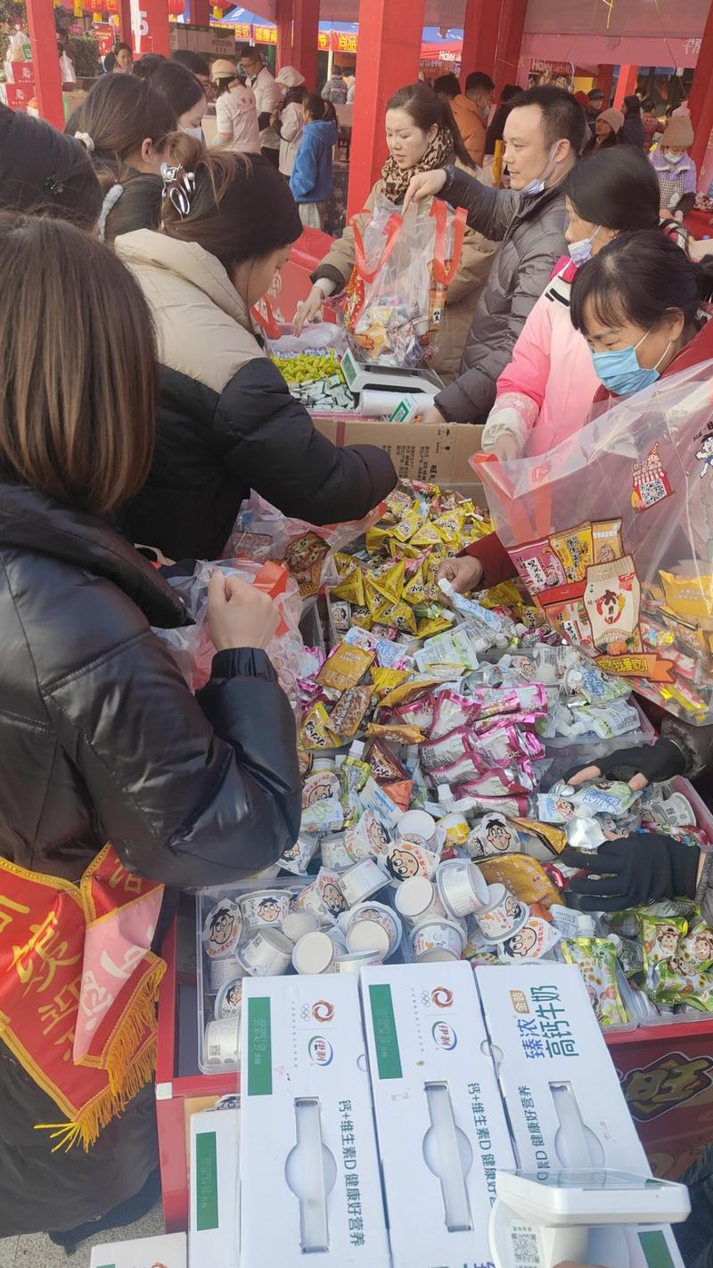 过年线下摆摊卖临期食品，非常火爆！抢购的人非常多！如图，在线下卖临期食品，保质期还有三个月左右，10元3斤，价廉物美，过年零食消耗量大，很多人都愿意购买，反正过年一会儿就消耗完了不用担心浪费，我看的这个摆摊背后堆满了空箱子，面前非常多人在抢购！-网创风向标论坛-网络创业-网创圈