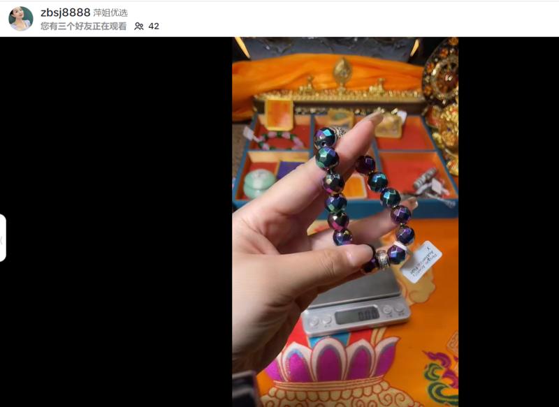 项目:tk 目标人群:国外华人， 项目分析拆解 ：tk上直接中文直播，产品手串，项链等， 在线人数保持在40-55人， 评论区也一直有互动， 主页上直接放了line 和微信的练习方式， 产品铺上玄学的概念，利润空间高-网创风向标论坛-网络创业-网创圈